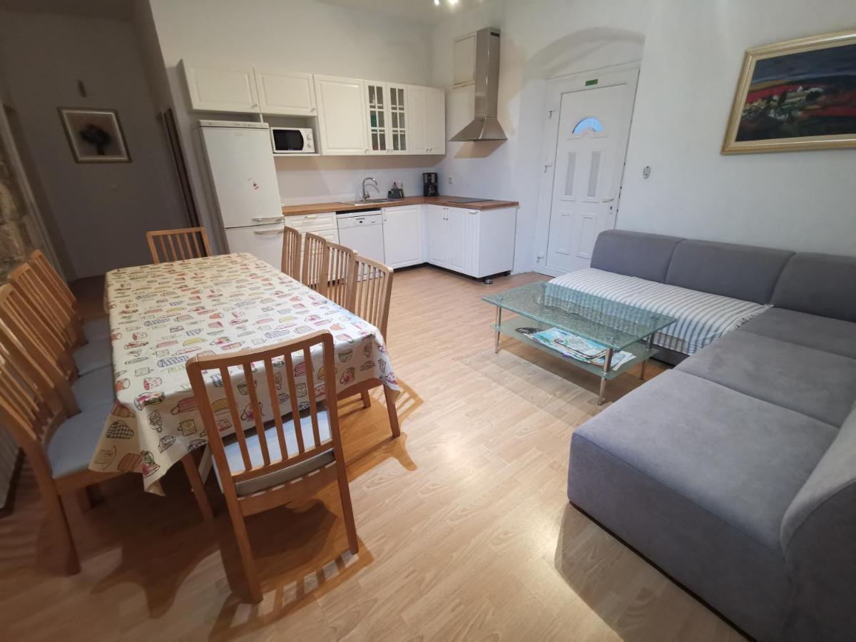 Spacious 140M2 Downtown 3 Bedroom Apartment Split Exterior photo