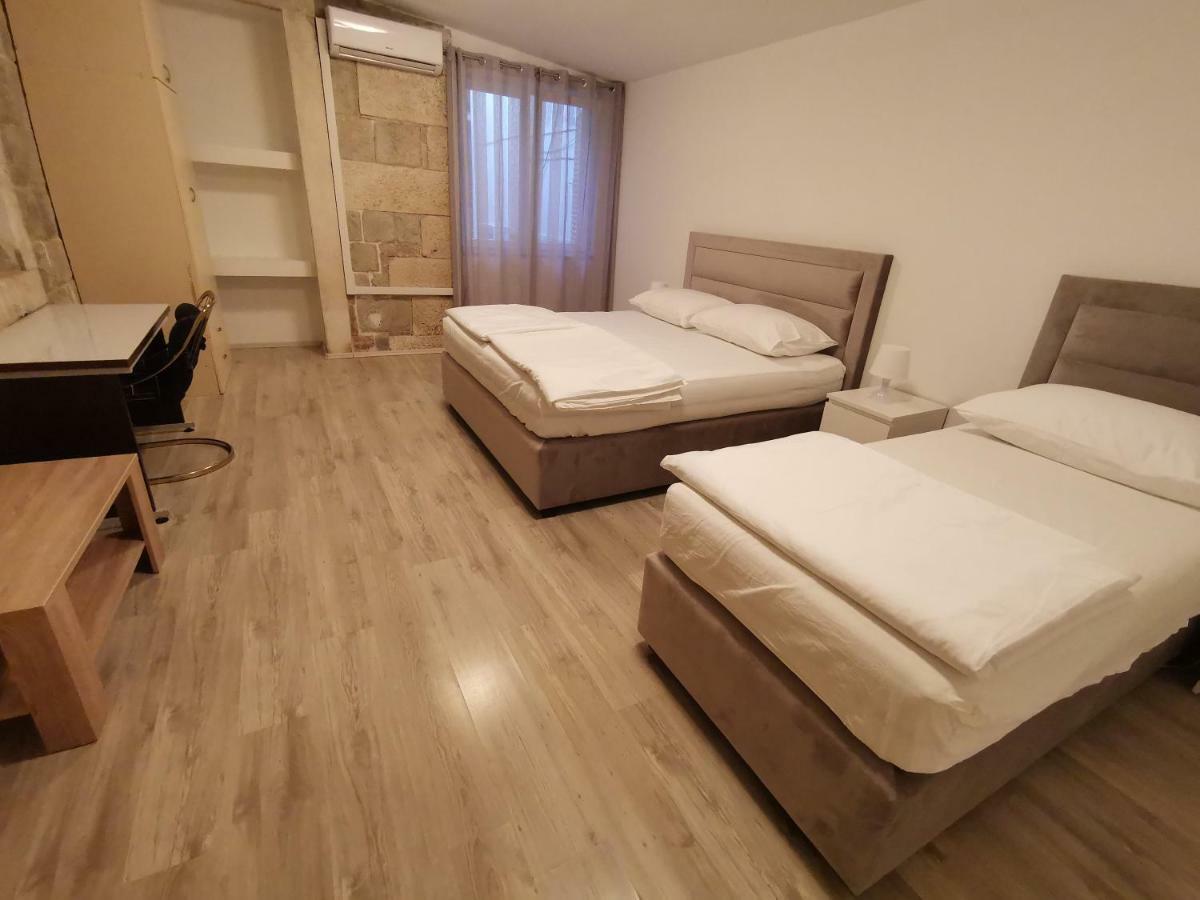 Spacious 140M2 Downtown 3 Bedroom Apartment Split Exterior photo