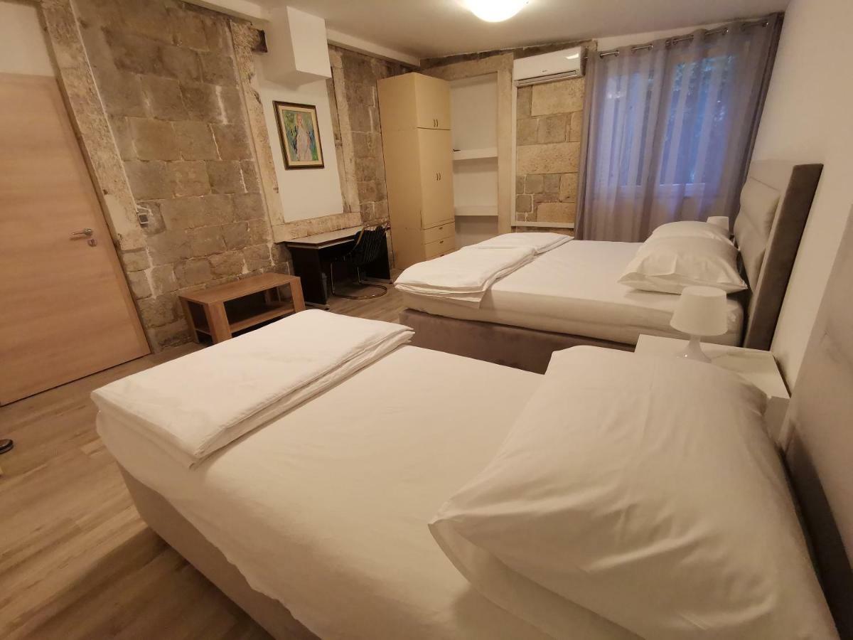 Spacious 140M2 Downtown 3 Bedroom Apartment Split Exterior photo