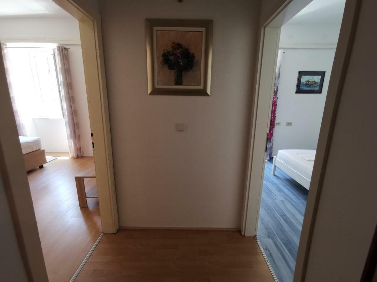 Spacious 140M2 Downtown 3 Bedroom Apartment Split Exterior photo