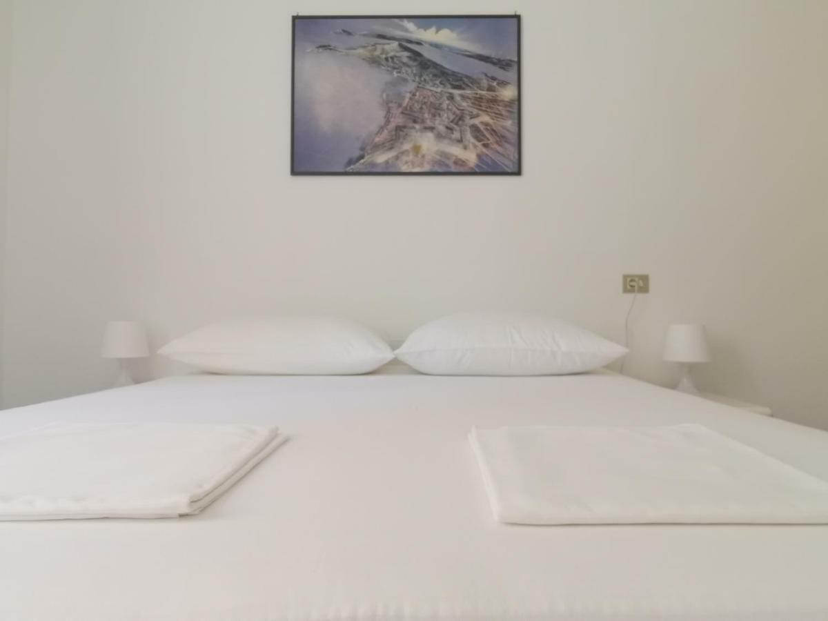 Spacious 140M2 Downtown 3 Bedroom Apartment Split Exterior photo